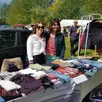 photo  marine et lucie, souriantes, profitent de leur participation à la brocante avec bonheur.  