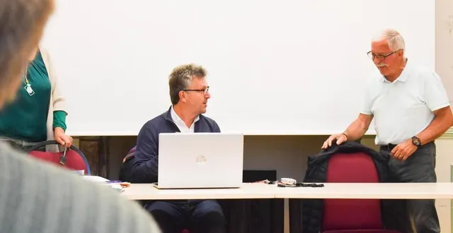 photo  le représentant de la société sophia (assis) s’entretient avec christian lemasson,    &copy;  le maine libre 