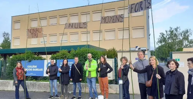 photo  la mobilisation « vendre-tri », ce 17 mai, devant le collège rabelais, à angers (maine-et-loire).  &copy;  dr 