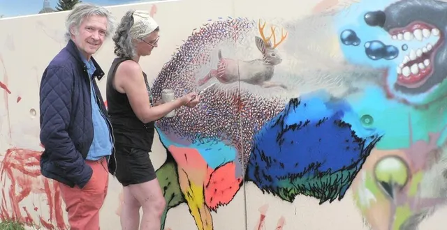 photo  jérôme dauchez, directeur du centre d’art plastique et culturel du prieuré de vivoin, et l’artiste nadège dauvergne.  &copy;  ouest-france 