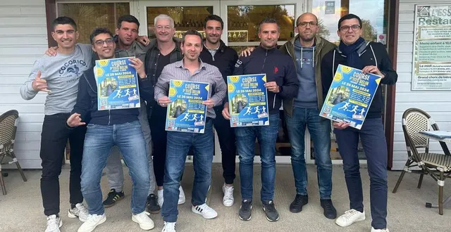 photo  un groupe de papas coureurs et de l’ape qui organise la course.  &copy;  co 