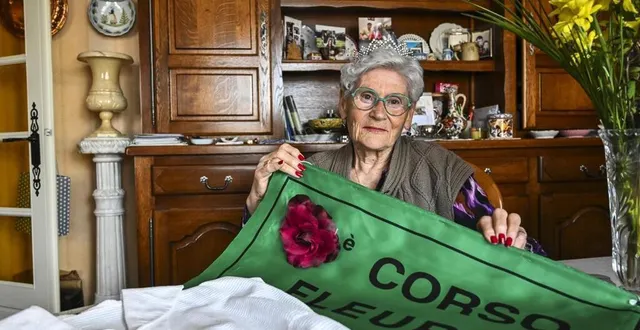 photo  pour la photo, madeleine gravé pose à nouveau la couronne de miss sur sa tête, replongeant ainsi 68 ans en arrière…  &copy;  photo le maine libre – denis lambert 