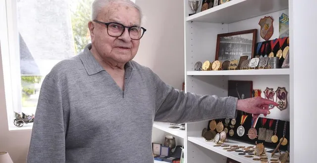 photo  ancien déporté au camp de buchenwald, multiple champion de france et du monde d’aviron, participant aux jeux de londres 1948… à 101 ans, le normand roger lebranchu, domicilié à agon-coutainville (manche), portera la flamme olympique au mont saint-michel, le 31 mai 2024. ici, devant l’armoire sur laquelle trônent ses médailles sportives.  &copy;  ouest-france 