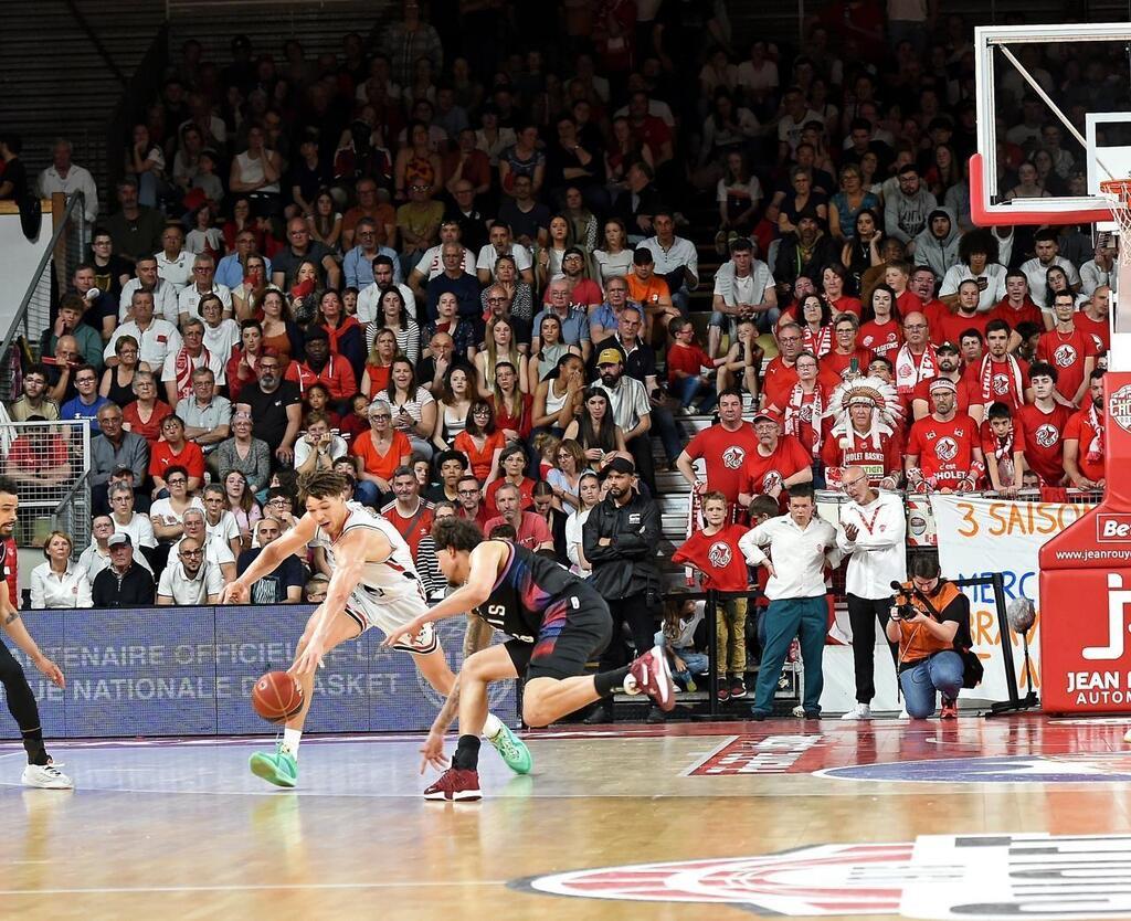 Cholet Basket. Contre Paris, Les 4 850 Supporters De La Meilleraie Ont ...