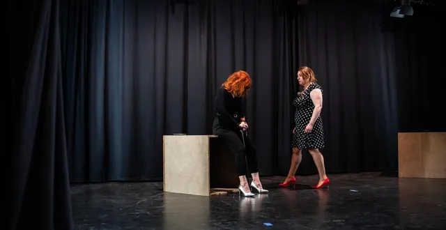 photo  aurélia lefebvre et mathilda baré durant une répétition de « nomade ».  &copy;  florianne billaud 