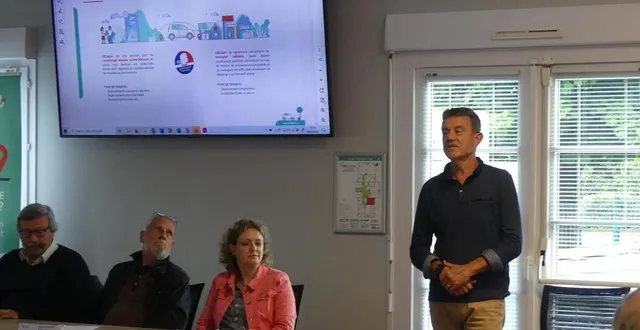 photo  vincent desmas est venu à rémalard présenter son service de mise en contact dont la devise est : « atchoum réalise vos souhaits ».  &copy;  ouest-france 