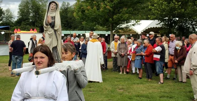 photo  notre-dame de la faigne s’apprête à entrer dans sa chapelle pour la messe qui sera célébrée à 10 h 30.  &copy;  archives le maine libre 