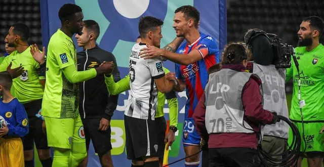 photo  romain thomas, qui a recroisé le sco et pierrick capelle, se réjouit de voir le sco remonter en ligue 1.  &copy;  co – josselin clair 