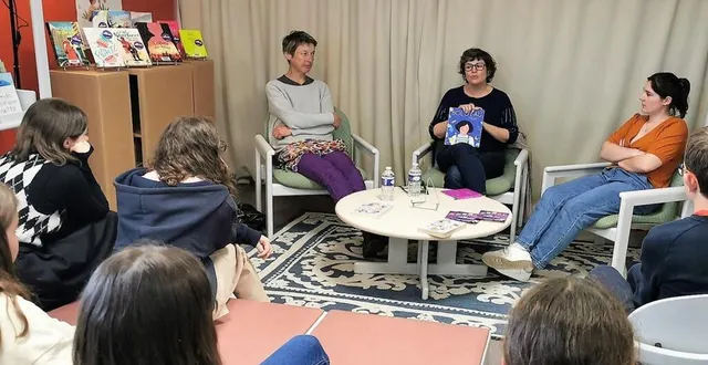 photo  l’autrice stéphanie richard (au fond au centre) a échangé avec des élèves de mulsanne à la médiathèque de moncé-en-belin.  &copy;  le maine libre 