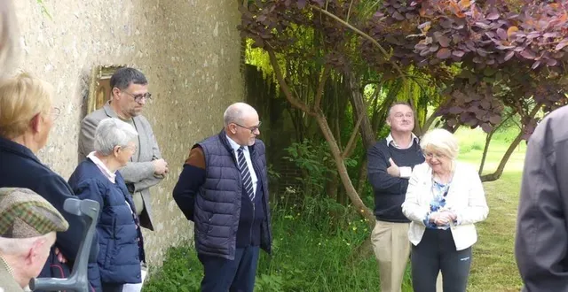 photo  la propriétaire a expliqué sa découverte du chêne vert.  &copy;  . ouest-france 