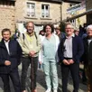 photo lors de l’inauguration des rencontres, personnalité et élus se préparent pour rencontrer les 31 artistes sélectionnés, installés dans le village.