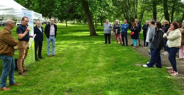 photo  samuel hamelin (à gauche), david chollet, jean-michel lerat et jean-claude moser, lors de l’inauguration de la première expo des plus belles photos du territoire de maine cœur de sarthe.  &copy;  ouest-france 
