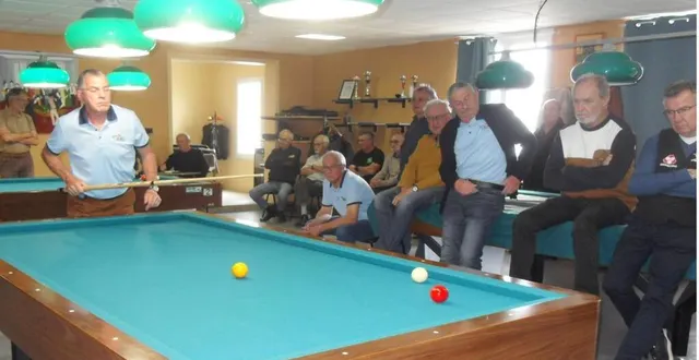 photo  une trentaine d’amateurs de billard se sont retrouvés au local de la carambole.  &copy;  le maine libre 