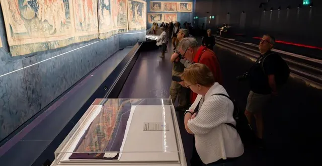 photo  au premier plan, l’un des fragments exceptionnellement exposés et placé devant l’endroit précis où il devrait se trouver sur la tapisserie de l’apocalypse.  &copy;  josselin clair 