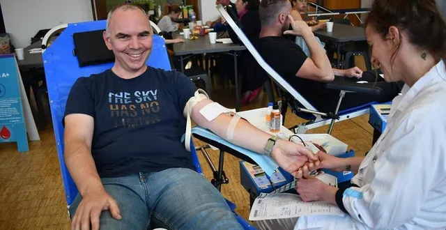 photo  cyril sourmont a effectué son 80e don du sang à la halle aux toiles d’alençon, samedi 18 mai.  &copy;  ouest france 