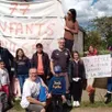photo  enfants et parents concernés se sont réunis devant l’école jean-de-la-fontaine, à argentan (orne), vendredi 17 mai 2024. 