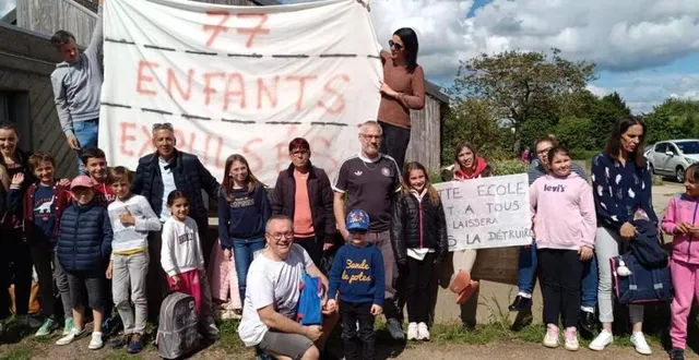 photo  enfants et parents concernés se sont réunis devant l’école jean-de-la-fontaine, à argentan (orne), vendredi 17 mai 2024.  &copy;  benoît hubner 