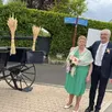 photo  françoise et jean legac ont fêté leurs noces d’or en grande pompe, en arrivant en calèche à la mairie de goulet (orne). 