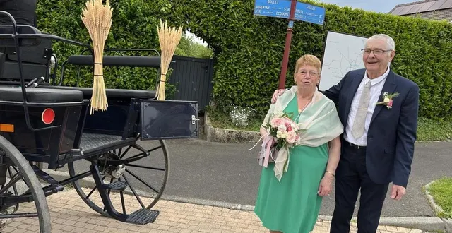 photo  françoise et jean legac ont fêté leurs noces d’or en grande pompe, en arrivant en calèche à la mairie de goulet (orne).  &copy;  ouest-france 