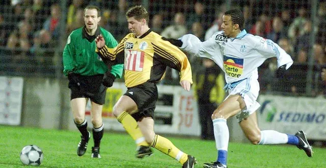 photo  les archives patrimoniales d’angers (maine-et-loire) lancent un appel aux archives sur le sport jusqu’aux années 2000. ici, une photo le 22 janvier 2000 lors de la coupe de france de football segré-om (segré en jaune). ?  &copy;  photo frederic girou archives ouest-france 