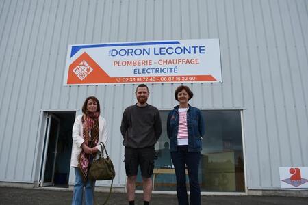 photo De gauche à droite : Fabienne Ruallem, directrice d’initiative Granville Villedieu intercoms, Julien Doron, nouveau patron et Claire Rousseau, conseillère régionale. Ouest-France 