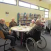 photo  les résidents ont partagé un goûter avec les bénévoles de la bibliothèque. 