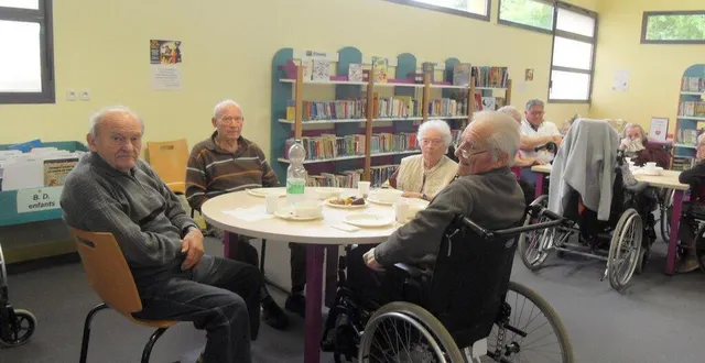 photo  les résidents ont partagé un goûter avec les bénévoles de la bibliothèque.  &copy;  le maine libre 