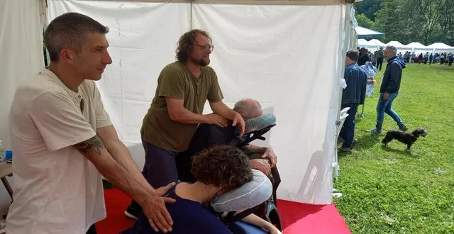 photo  jean-baptiste choisy (au premier plan), ici dans son stand, exerce depuis vingt ans à beaumont.  &copy;  ouest-france 