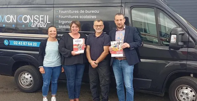 photo  marc et christelle, avec les nouveaux catalogues.  &copy;  ouest-france 