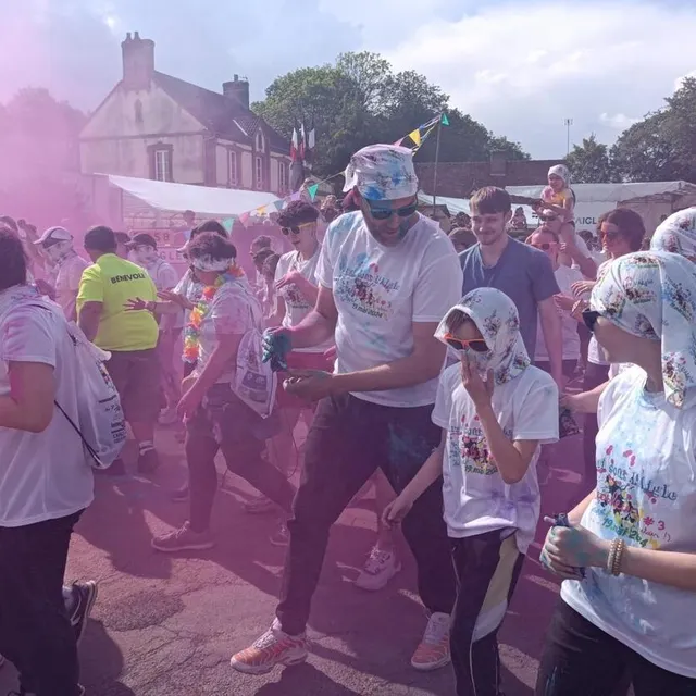 photo tous les kilomètres, les marcheurs ont reçu cette poudre multicolore.  ©  ouest-france