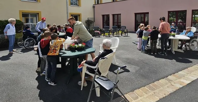 photo  une rencontre intergénérationnelle en plein air.  &copy;  ouest-france 
