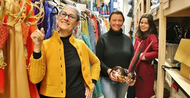 photo  marie-geneviève massé, chorégraphe et directrice de la compagnie de danse l’éventail, aux côtés d’aline theys, chargée d’administration, et de claire gabard, chargée des actions culturelles, posent au milieu des costumes, à l’espace francine-lancelot.  &copy;  ouest-france 