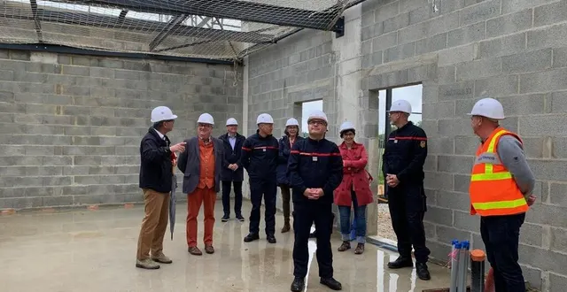 photo  pompiers, élus, techniciens et architectes ont effectué une visite de chantier du futur centre d’incendie et de secours de chahaignes, dans le sud de la sarthe.  &copy;  ouest-france 