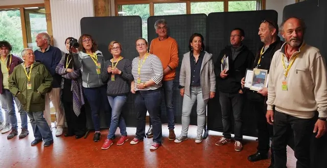 photo  en raison de l’orage, la proclamation du palmarès par marc chatain et les amis de saint-céneri, a été transférée du centre du village à la base de loisirs en bord de sarthe.  &copy;  ouest-france 