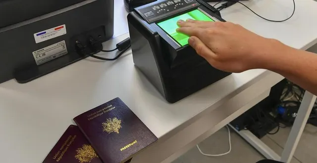 photo  n’attendez pas le dernier moment pour faire votre demande de passeport ou de carte d’identité.  &copy;  archives le maine libre - yvon loué 