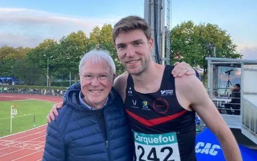 photo  avec ses 1’48”79 réalisé vendredi sur le meeting de carquefou nantes, pierre lechat (ici avec son père après l’arrivée) est le nouveau recordman de l’orne du 800 m. un record qui datait de 1975.  &copy;  ouest-france 