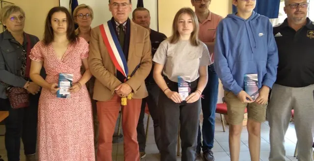 photo  elise, philippe rallu le maire, léane et corentin acompagnés de leurs parents et des adjoints de la mairie au second plan.  &copy;  le maine libre 