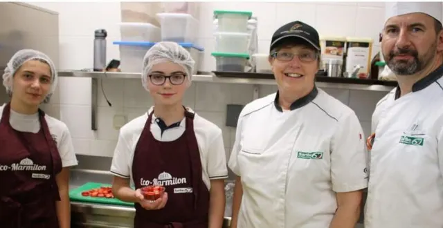 photo  encadrés par marie-claire lemonnier et christophe tacheau, diane et aloïs, se sont chargés de la préparation des fraises.  &copy;  ouest-france 