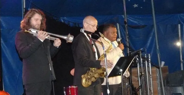 photo  aristide d’agostino à gauche, éric breton au centre et jean-pierre derouard ainsi qu’olivier leveau au piano et david salesse derrière à la contrebasse ont offert un magnifique concert jazz au public.  &copy;  ouest-france 
