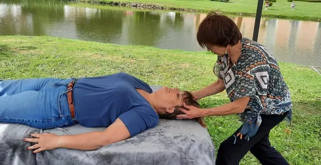photo  les personnes qui le souhaitaient ont pu profiter des massages détente proposés gracieusement par brigitte.  &copy;  ouest-france 