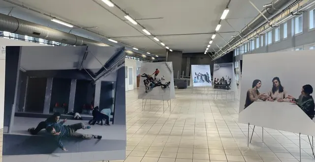 photo  une vingtaine de clichés grand format sont visibles dans le cadre de l’exposition « l’œil du peintre », fruit d’une résidence artistique entre guillaume bresson, artiste peintre, benjamin malapris, photographe et quatre compagnies de danse à 2angle.  &copy;  ouest-france 