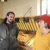 photo  brice massé, maraîcher installé à luché-pringé, et barbara gay, de l’artisane compagnie, coorganisent un après-midi d’animations à la ferme, samedi 25 mai. 