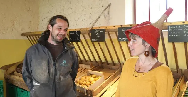 photo  brice massé, maraîcher installé à luché-pringé, et barbara gay, de l’artisane compagnie, coorganisent un après-midi d’animations à la ferme, samedi 25 mai.  &copy;  ouest-france 