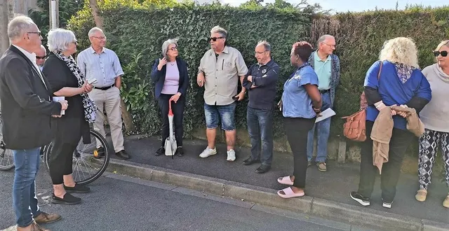 photo  face à l’entrée de l’impasse du cormier, les habitants, représentés par nelly djuiss (haut bleu et papier en main), désireux de rétrocéder la voirie, sont englués dans un véritable imbroglio législatif. michel champion (chemise bleu ciel à gauche), ancien promoteur qui avait construit le lotissement, leur vient en aide.  &copy;  le maine libre 