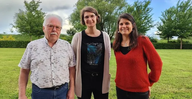 photo  lionel hubert (président de fransylva), charlène david (animatrice de la charte forestière) et carole le nena (ingénieure forestière pour le cnpf).  &copy;  le maine libre 
