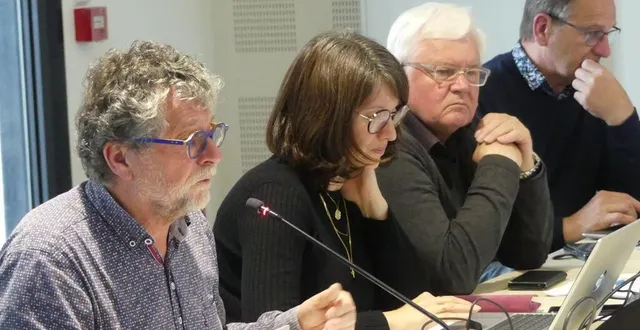 photo  le maire pierrick esnault a présenté la proposition de rachat de la gendarmerie par maine-et-loire habitat, validée par le conseil municipal.  &copy;  co 