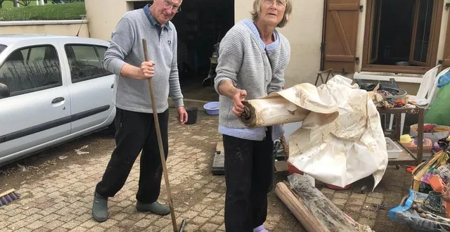 photo  ce mercredi 22 mai 2024, après l’inondation de leur sous-sol d’habitation, l’heure était au nettoyage pour martine et thierry porte, habitants de saint-cosme-en-vairais (sarthe).  &copy;  ouest-france 