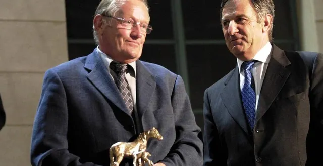 photo  en 2006 à alençon, jean-claude monthéan (à gauche) avait reçu le prix de l’éleveur de l’année 2005 des mains d’alain roussel, président de la société des courses d’alençon.  &copy;  archives 