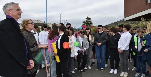 photo  l’artiste captain frog, accompagné de solène, a orchestré une visite théâtralisée assurée par les collégiens de connerré.  &copy;  .le maine libre 