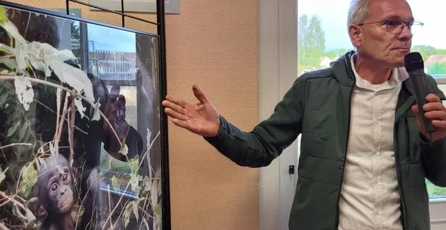 photo  pascal petit commente l’exposition devant son auditoire, à la bibliothèque.  &copy;  ouest-france 